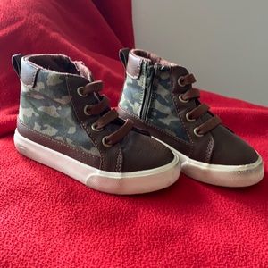 Toddler shoe. Size 7. Gymboree.